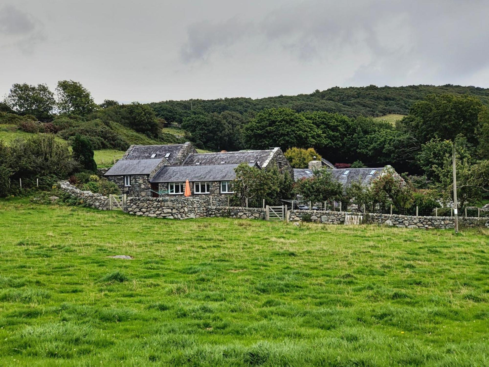 Ty Gwennol Near Gilfach Goch Apartment Llanbedr  Bagian luar foto